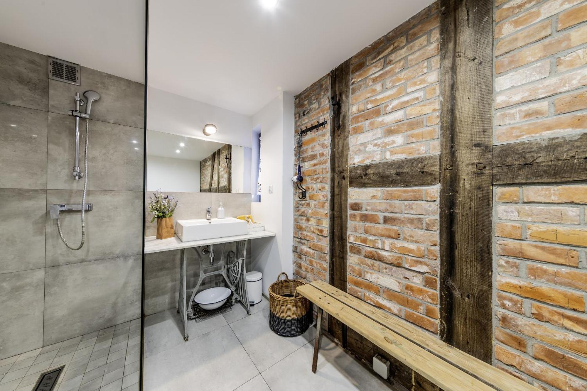 Blossom Hill Apartment *